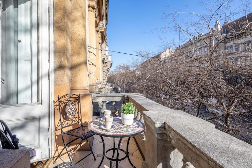 Jozsef-Corvin Central Budapeste Exterior foto