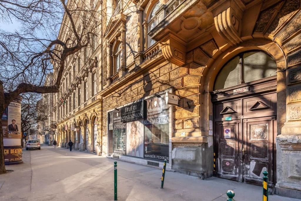 Jozsef-Corvin Central Budapeste Exterior foto